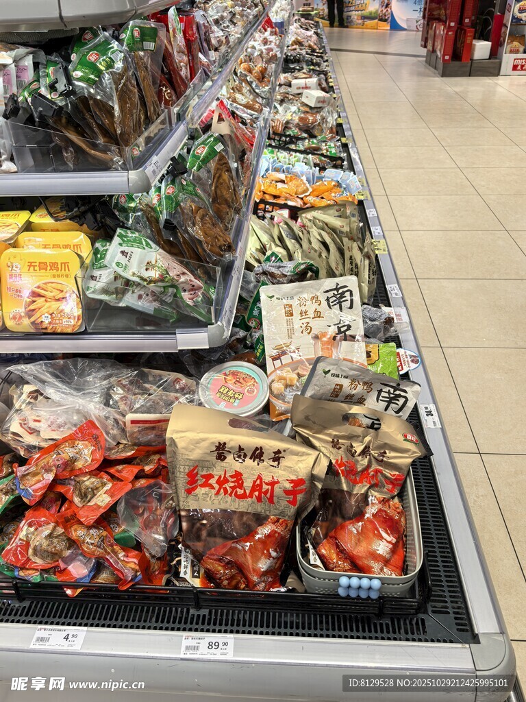 超市冷冻区丰富食品陈列