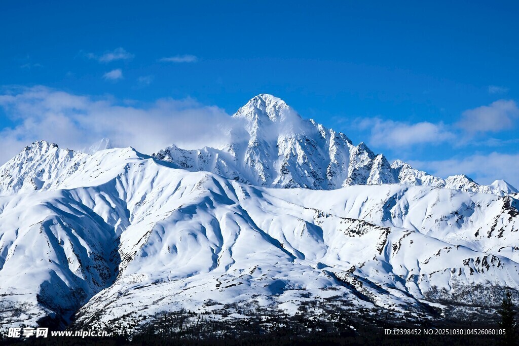 巍峨雪山壮丽景致