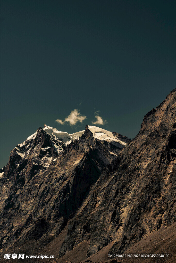 巍峨雪山壮丽景致