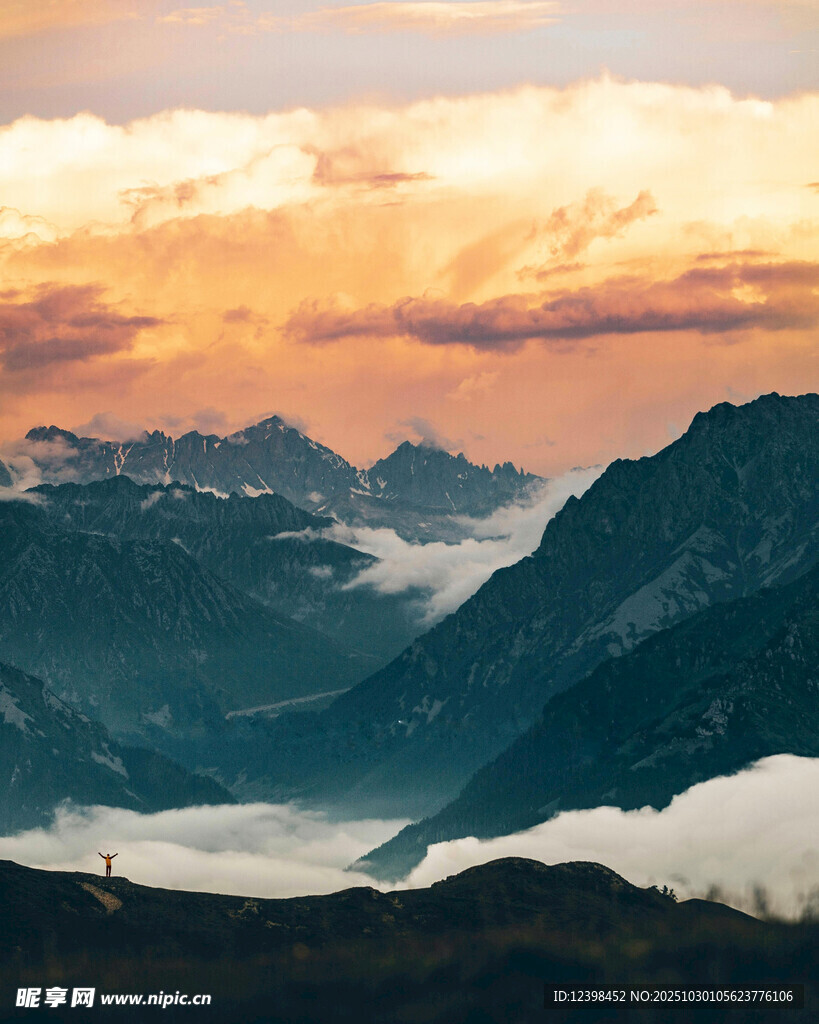 壮丽山间云海日出美景