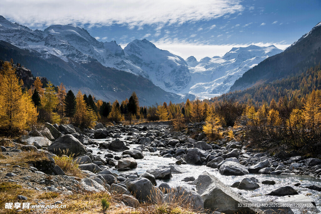 秋日山间溪流与壮丽雪山