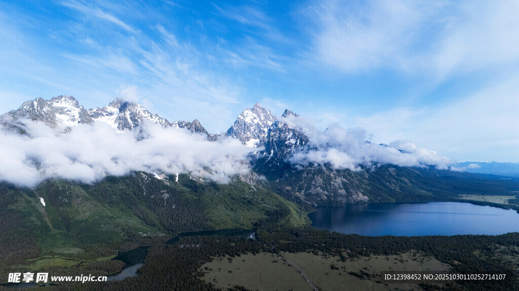 雪山湖泊壮丽自然景观