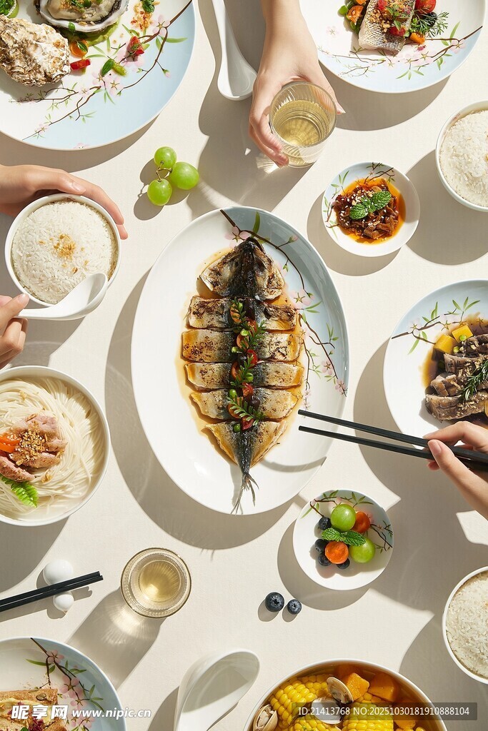 丰盛中式美食聚餐场景