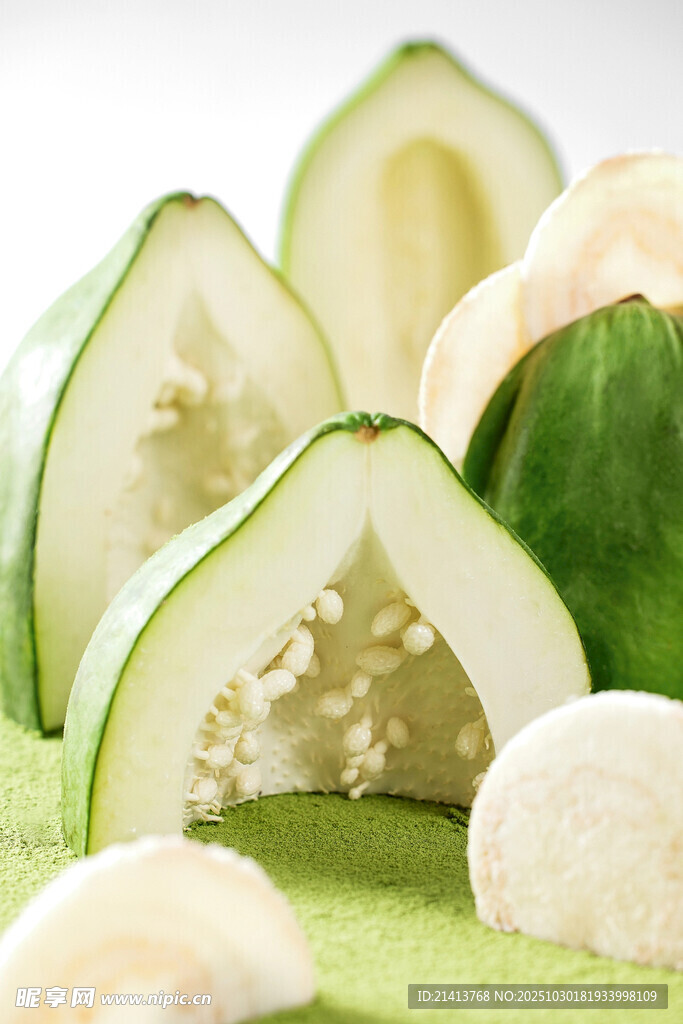 切开的绿色瓜类及白色食材