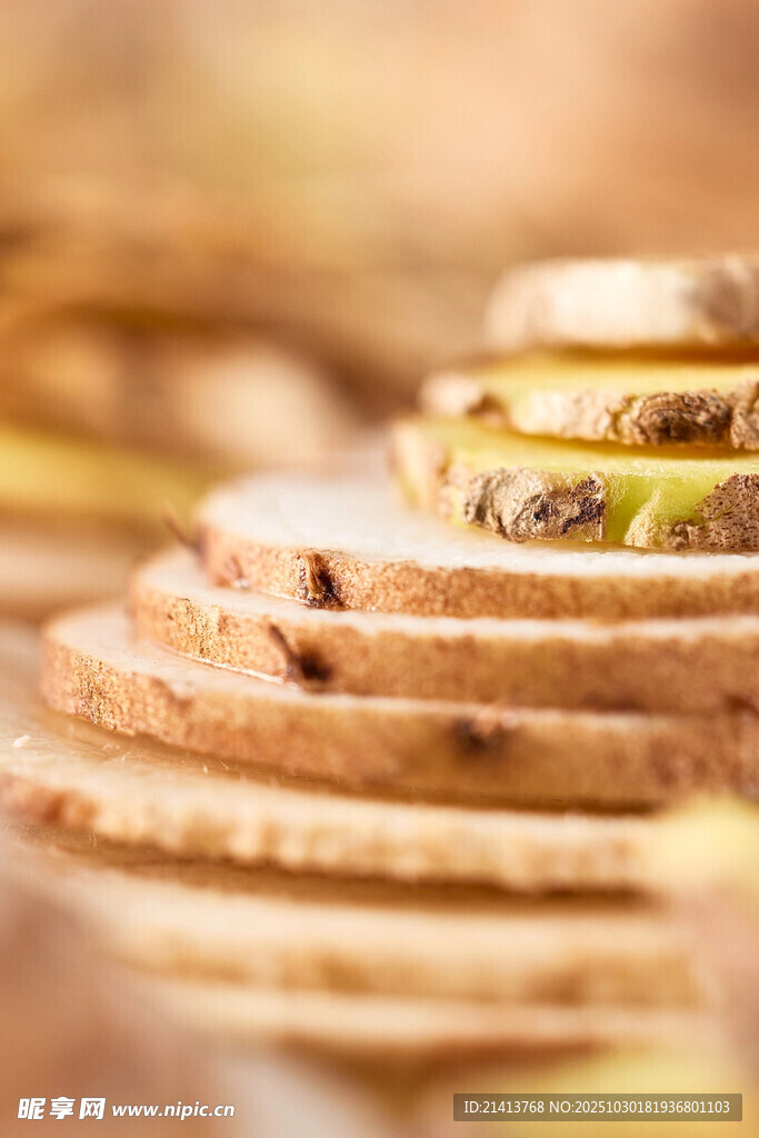 堆叠的全麦面包片