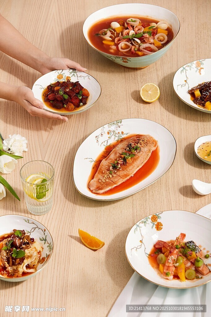 多样美食摆放在木质桌面上