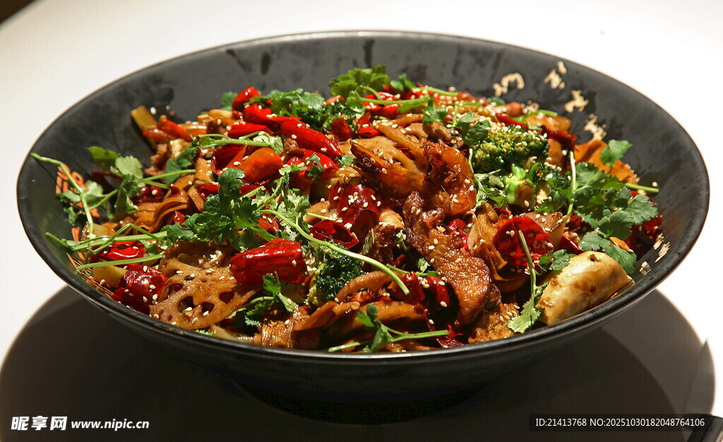 美味炒面食材丰富诱人