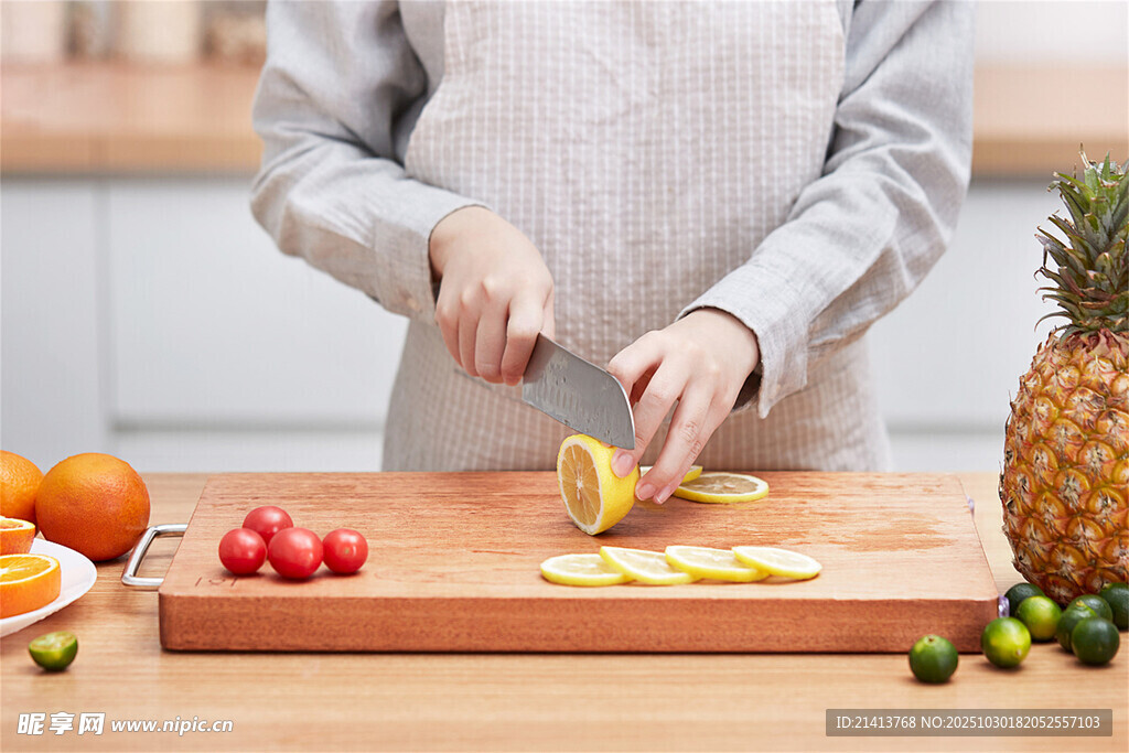 厨房中切菠萝的温馨场景