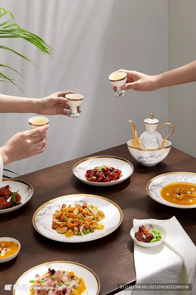 亲友聚餐共享丰盛美食