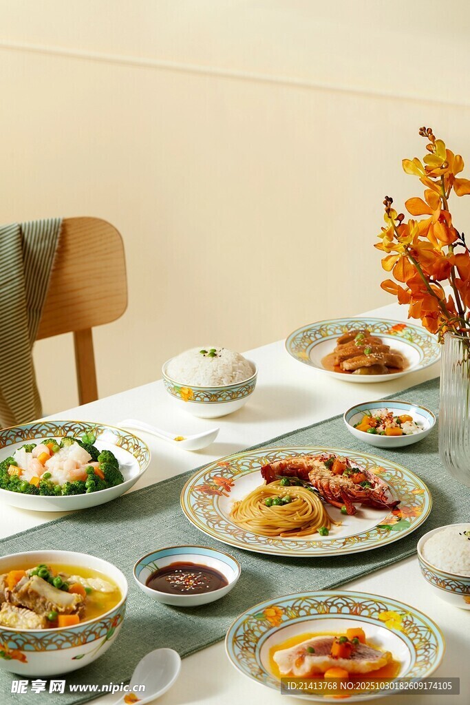 丰盛中式餐桌美食摆盘