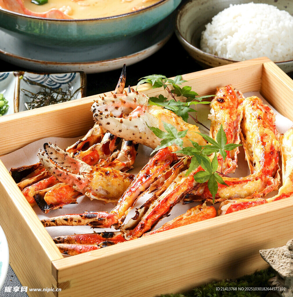 木盒盛装的美味海鲜料理