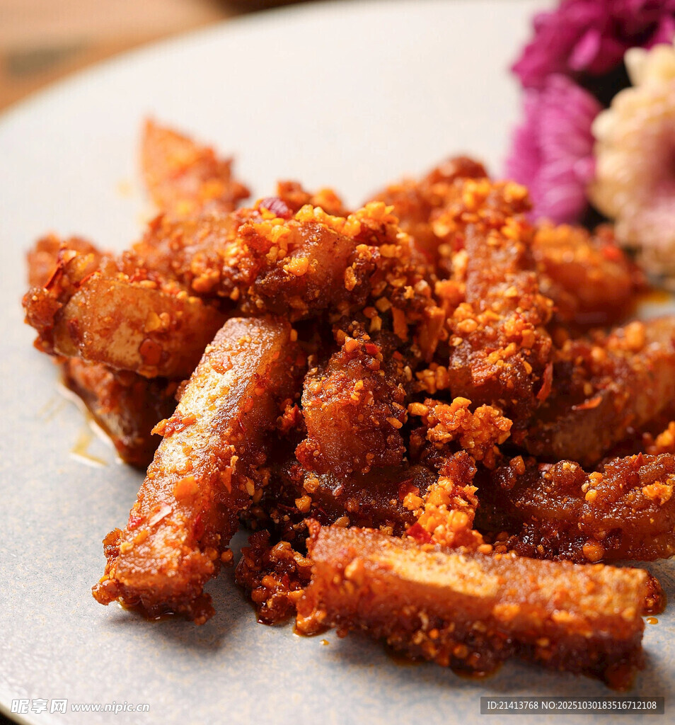 香酥炸物摆于盘中