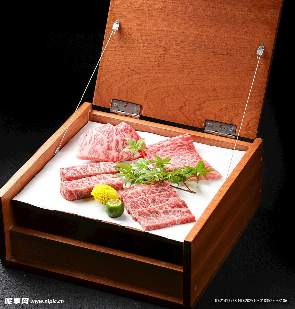 木盒盛装的精美生鲜牛肉