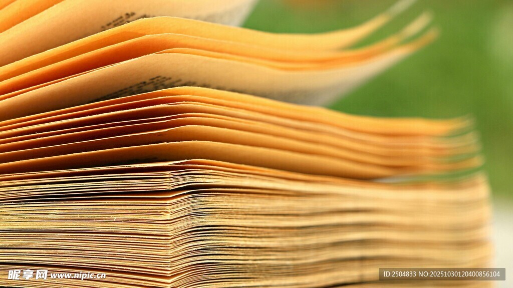 堆叠的多彩纸张