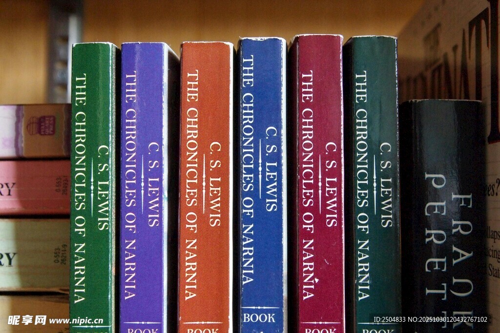 书架上的多彩医学书籍