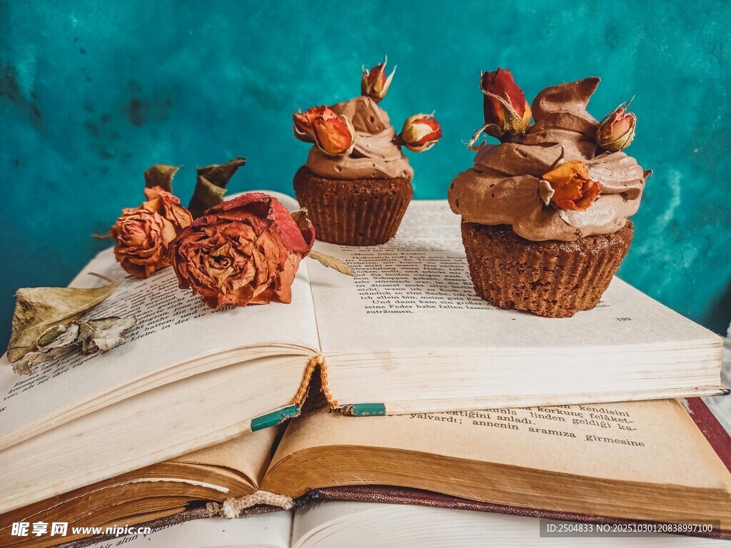 书本上的美味装饰纸杯蛋糕