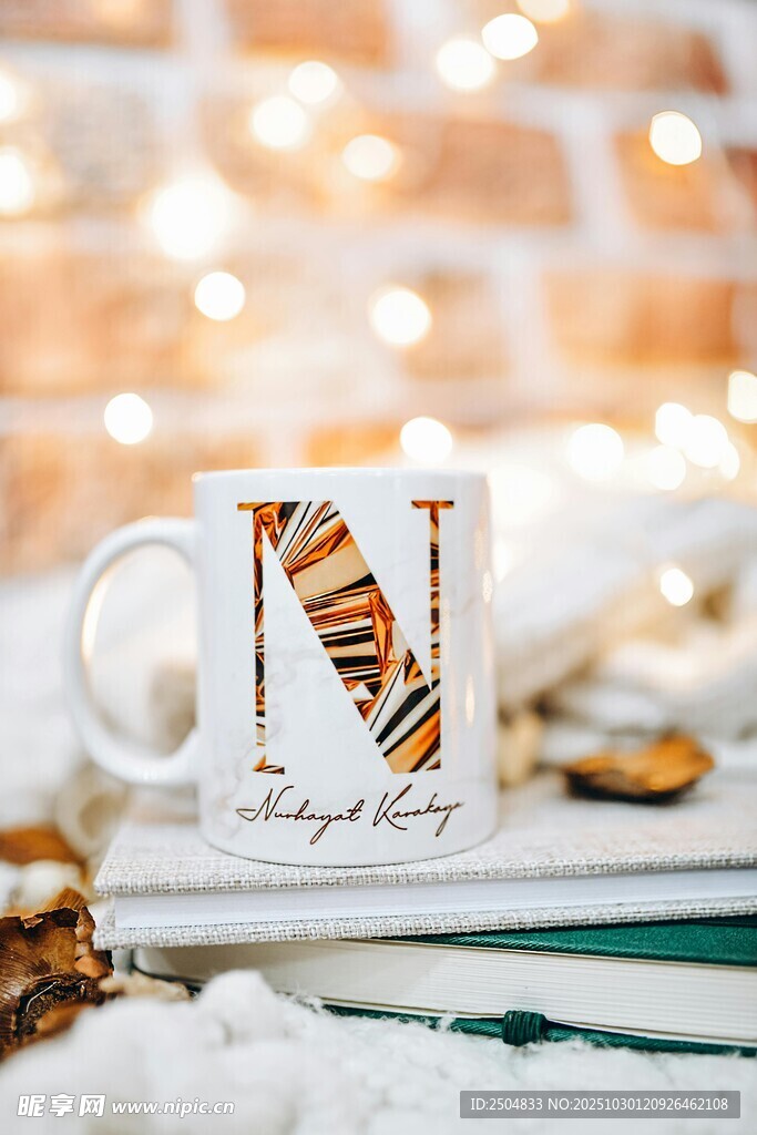 个性字母马克杯与书籍装饰