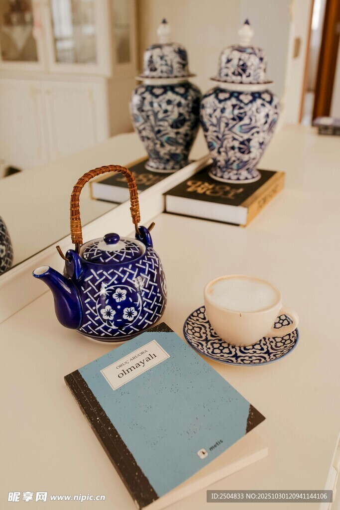 中式青花瓷茶具与书籍摆件