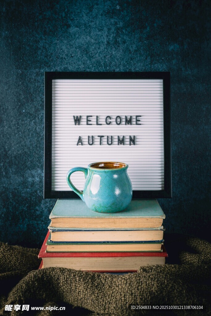 欢迎秋季 书籍与茶杯组合