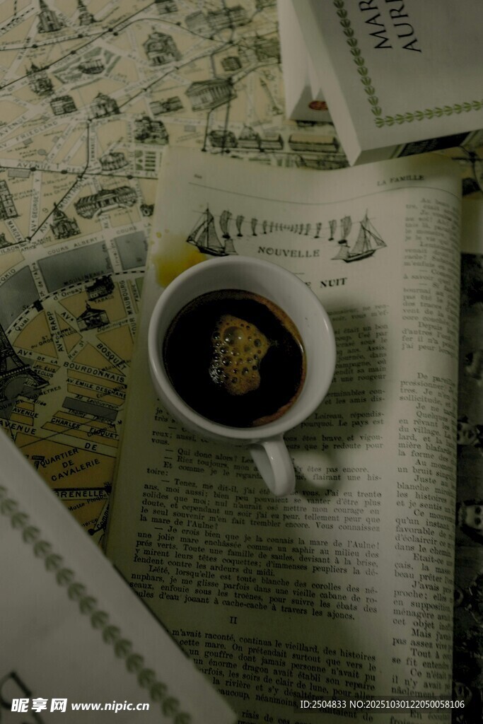咖啡置于报纸上的闲适场景