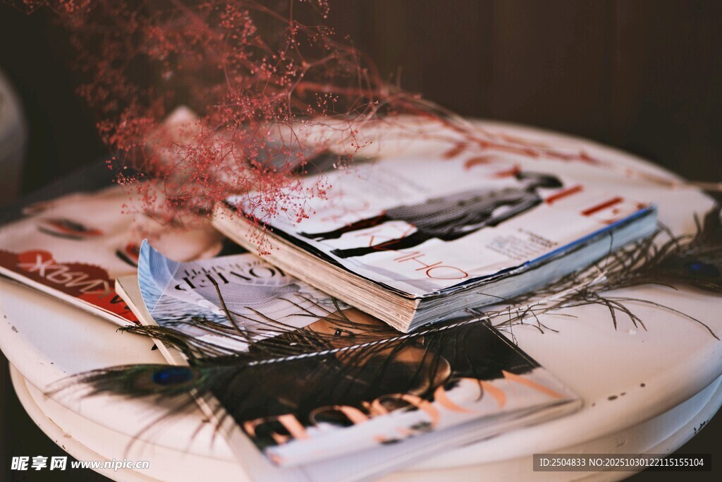 书籍遭虫蛀损坏场景