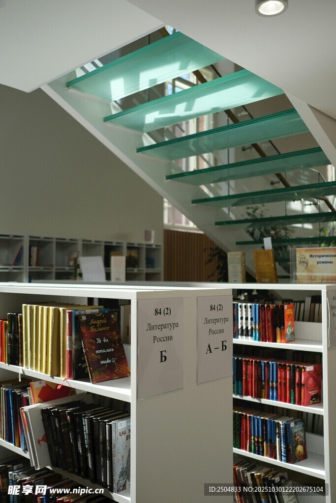 玻璃楼梯下的藏书空间