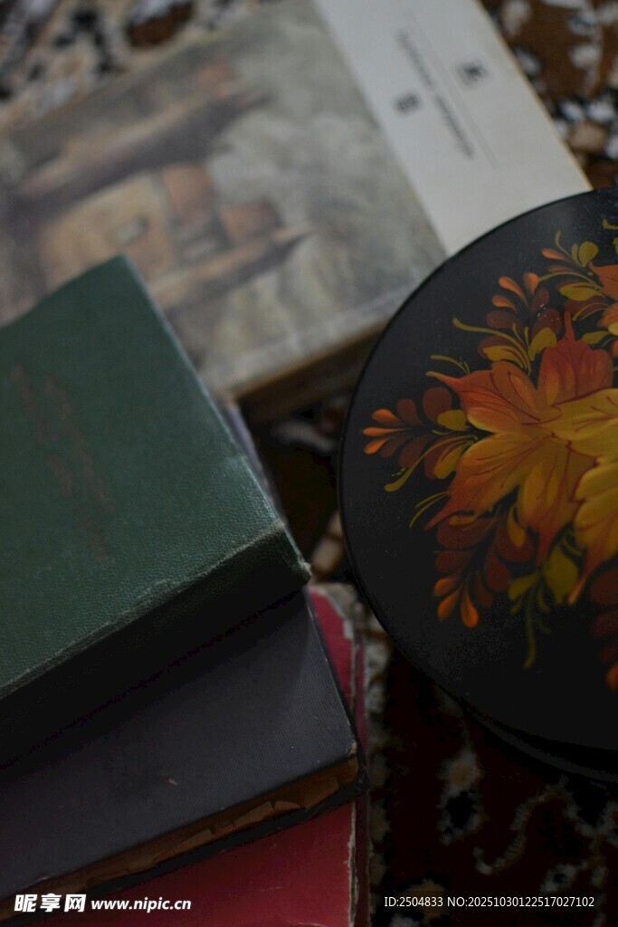 复古书籍与精美装饰物件