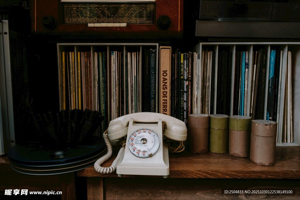 复古电话置于唱片书架旁