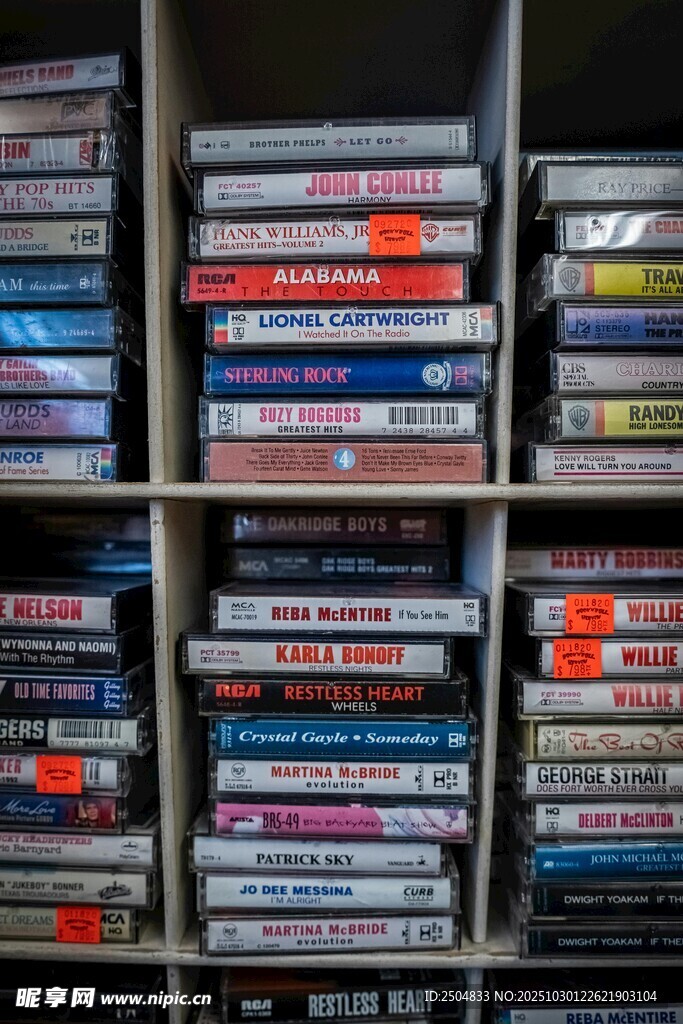 满满书架的多样光盘