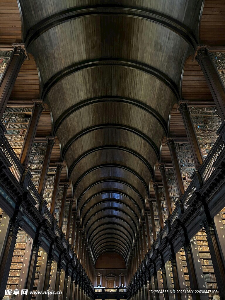 图书馆书架间的深邃通道