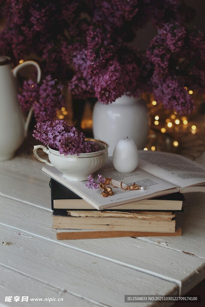 紫色花束下的温馨阅读角落
