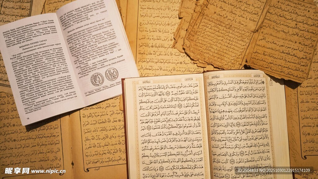 翻开的古老书籍静置于木面