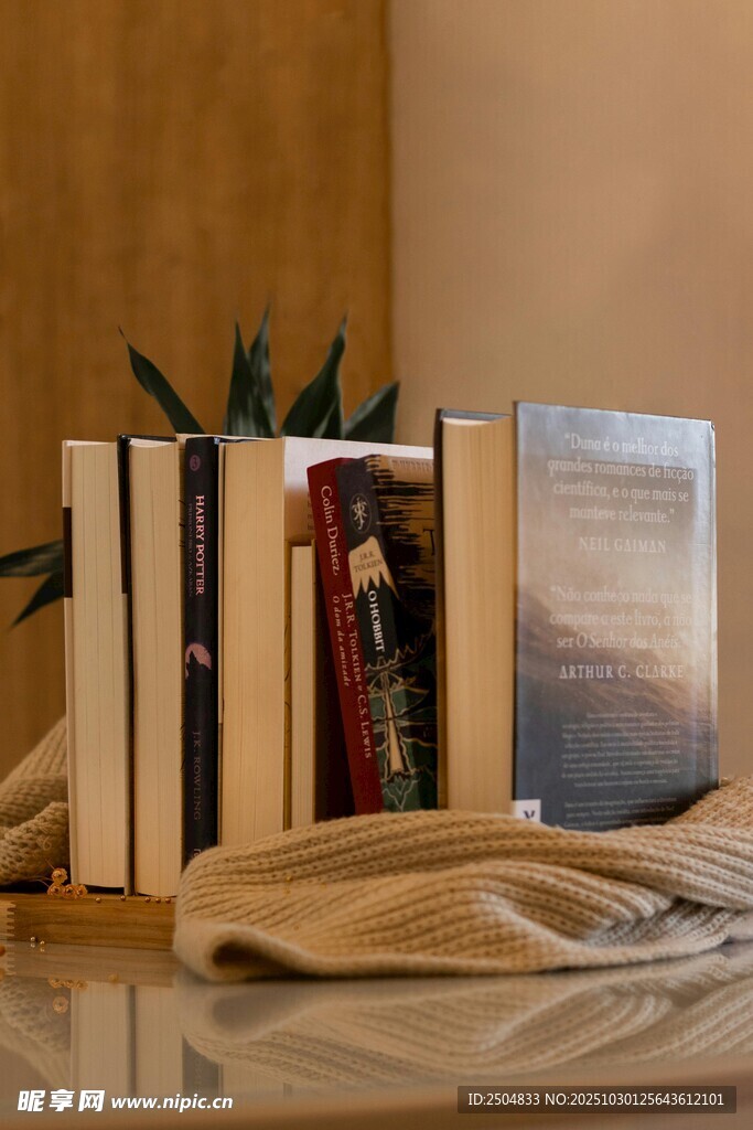 书桌上的书籍与绿植