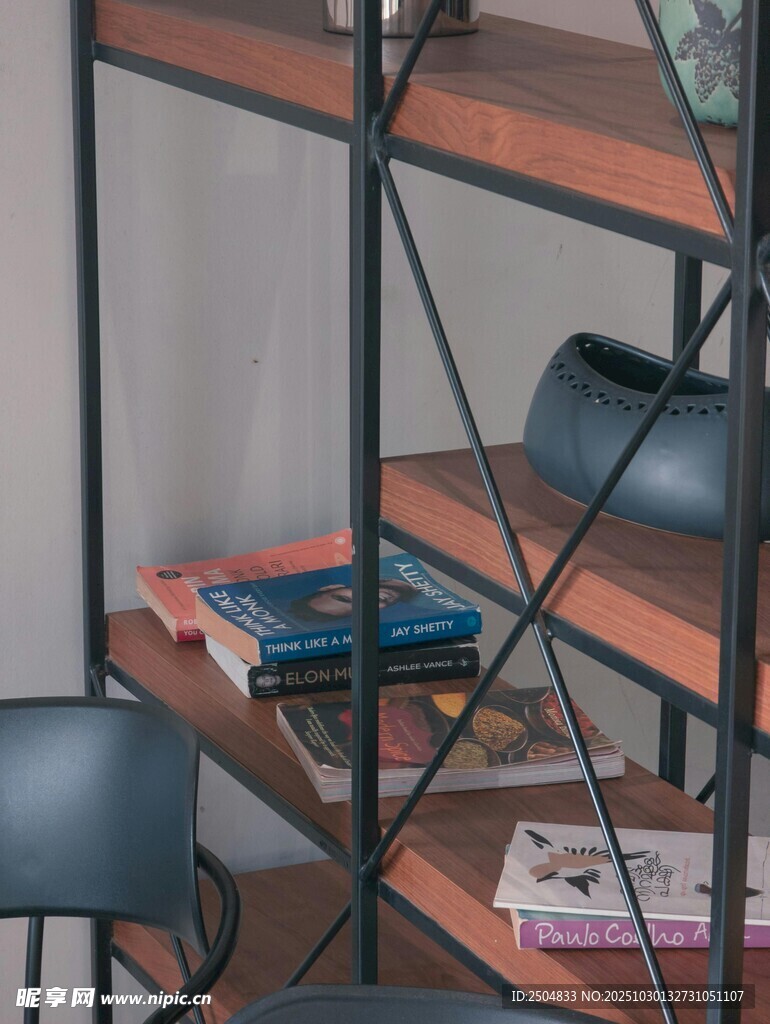 简约书架搭配舒适座椅