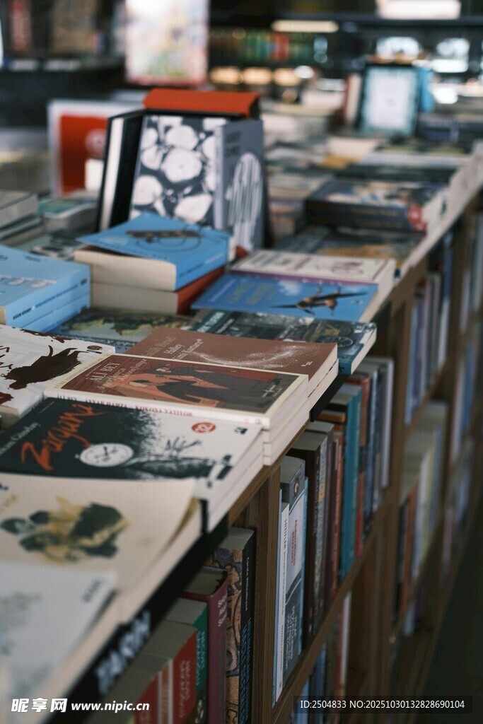 书架上琳琅满目的唱片