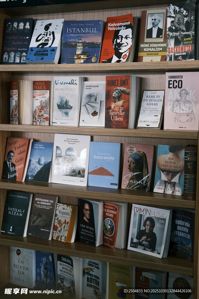 书架上琳琅满目的藏书