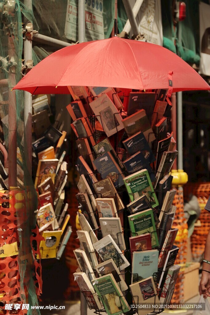 红伞下的多彩商品陈列