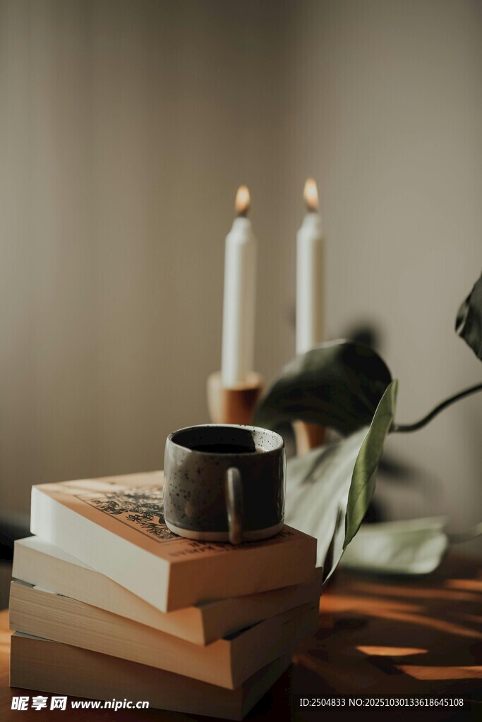 书籍上的香薰与蜡烛摆件
