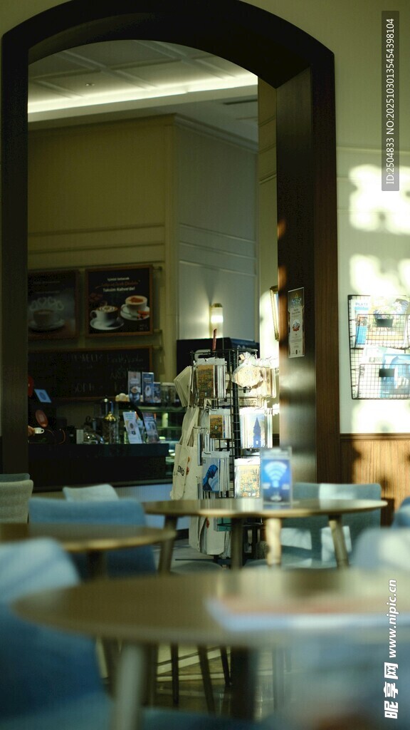 温馨静谧的图书馆一角