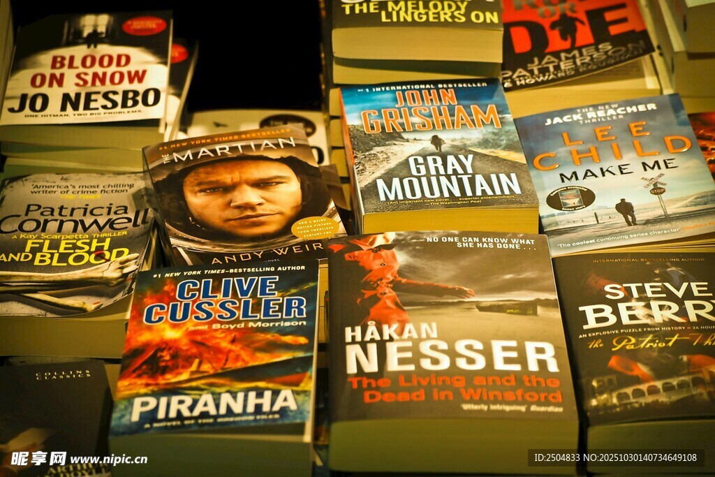 堆叠的多样书籍