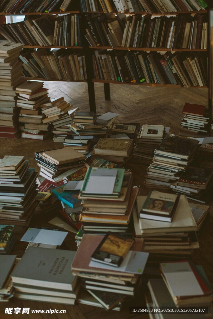 堆满书籍的杂乱书房角落