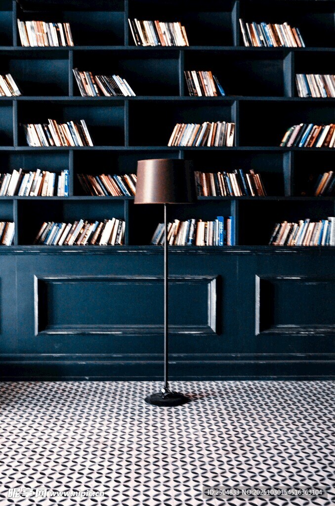 静谧书房中的落地灯与书架