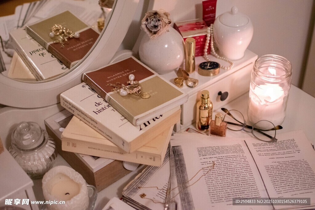 温馨书桌一角的静谧时光