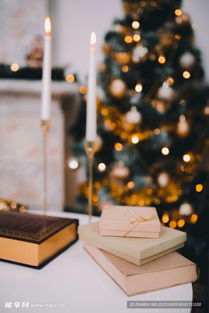 圣诞氛围下的精美书籍陈列