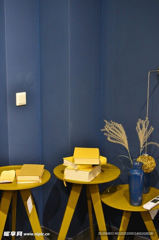 蓝色墙边的温馨小桌布置