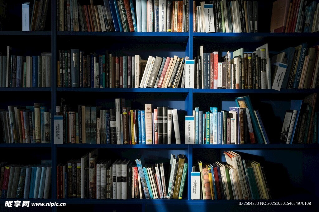 满架书籍的静谧书房角落