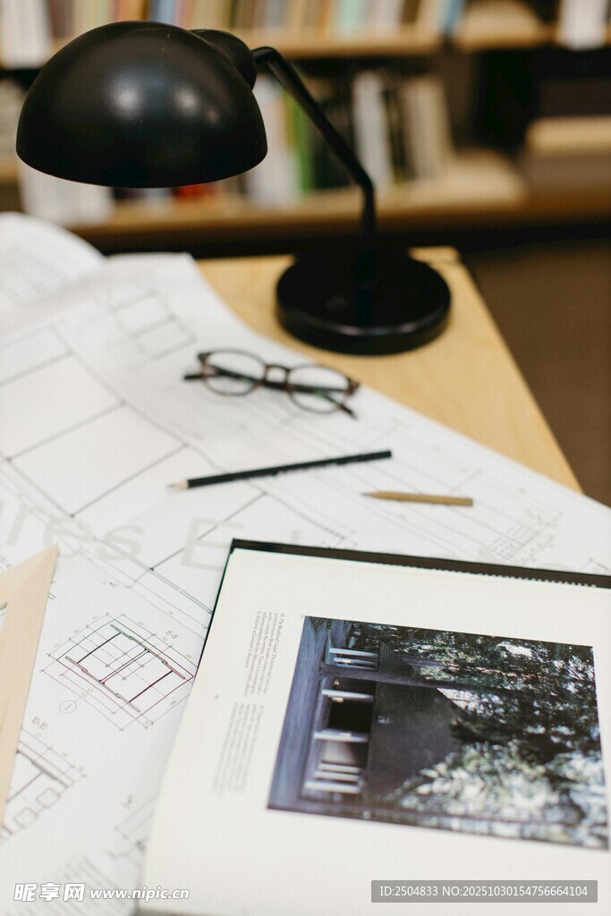 复古书桌旁的文艺阅读角落