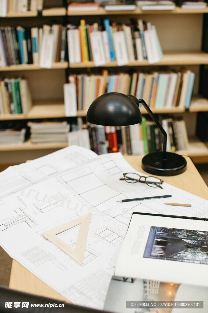 书房内的创意工作场景