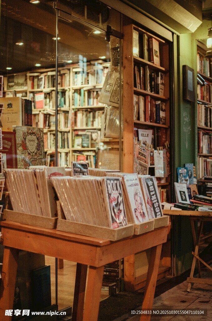 温馨书店内的书籍陈列