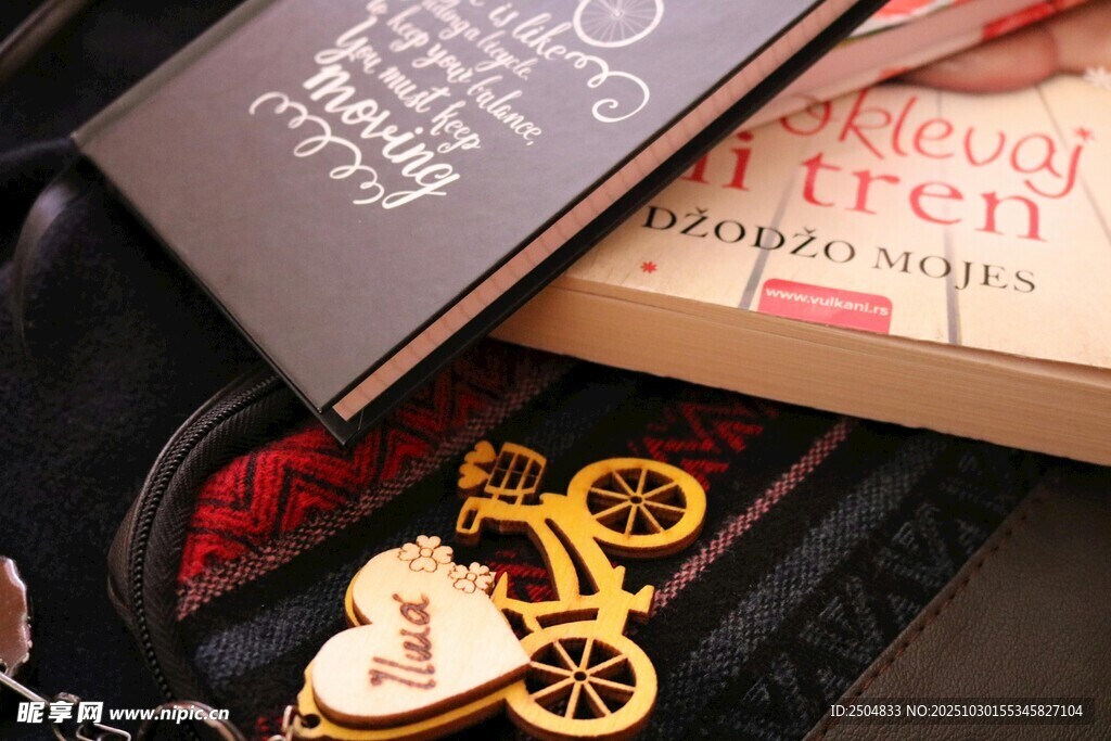 复古机械风饰品与书籍组合